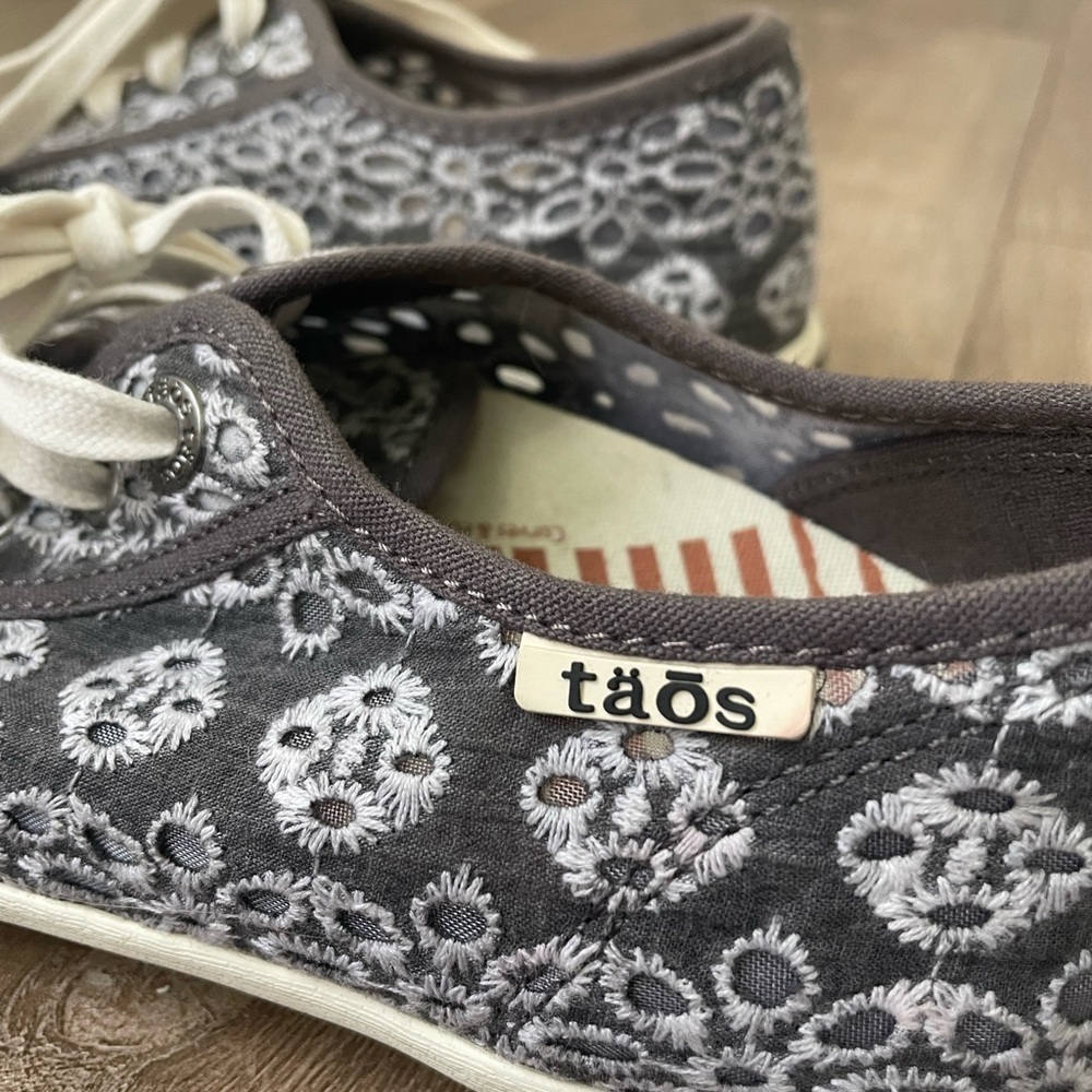 Taos Star Lite Grey Eyelet Shoes Lace Up Comfort Sneakers Embroidered ~ Sz 7 - Picture 7 of 12